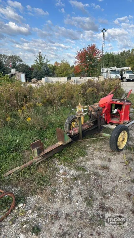TRAIL TYPE SELF CONTAINED GAS WOODSPLITTER