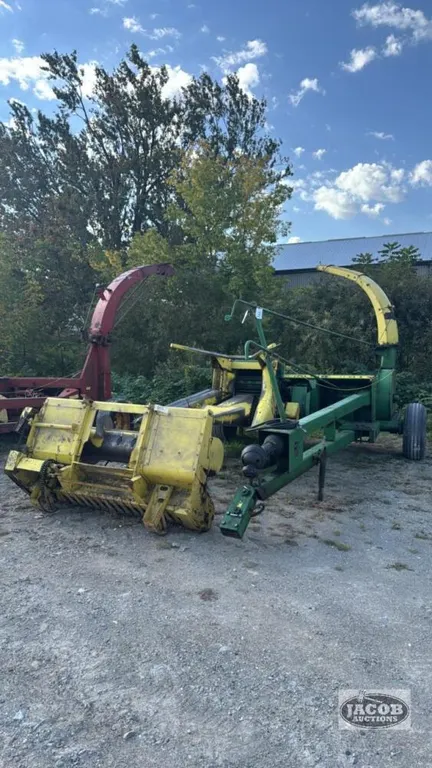 JOHN DEERE 3940 FORAGE HARVESTER WITH HEADS