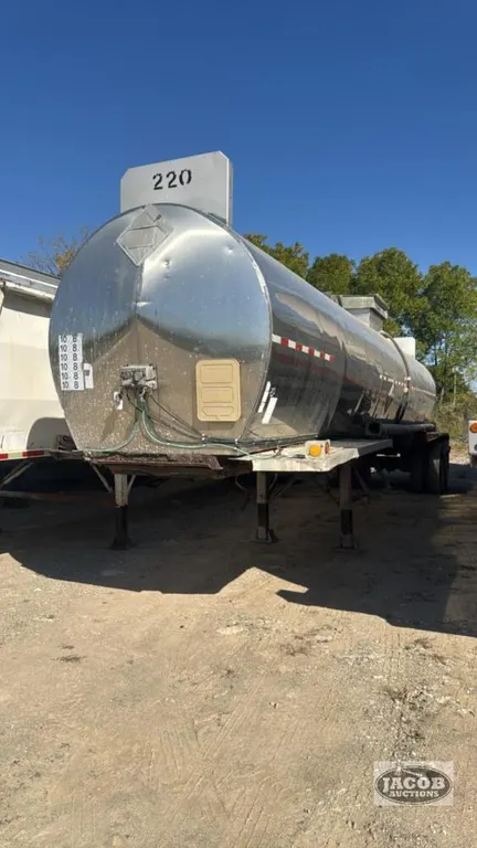 STAINLESS 5000 US GALLON TANDEM TANKER TRAILER