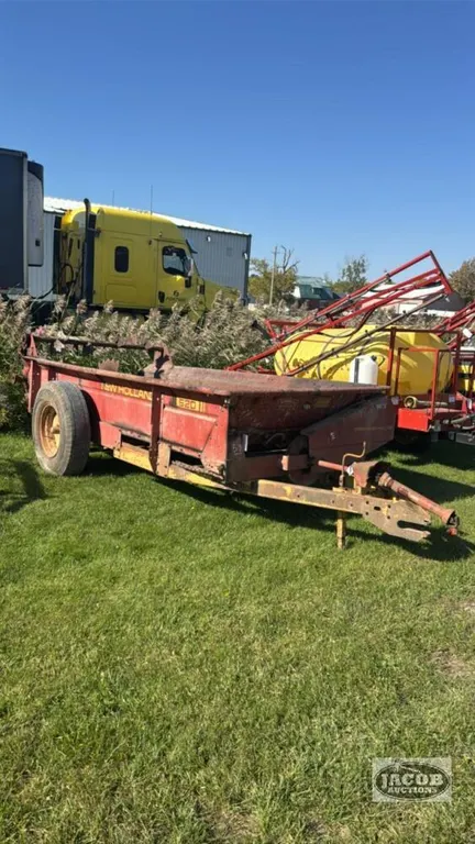 NEW HOLLAND 520 SINGLE AXLE MANURE SPREADER