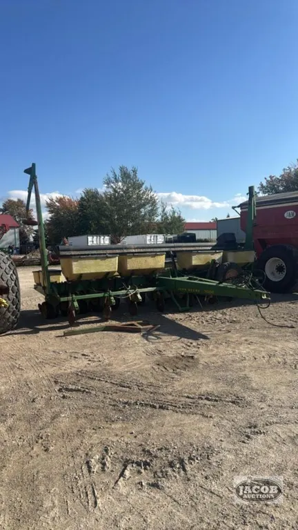 JOHN DEERE 7000 8 ROW PLANTER