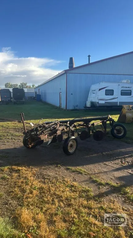 4 FURROW TRAIL PLOW