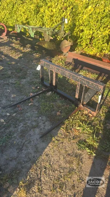 2-PRONG BALE SPEAR