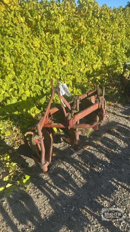 MASSEY FERGUSON #62 3 FURROW 3PTH PLOW