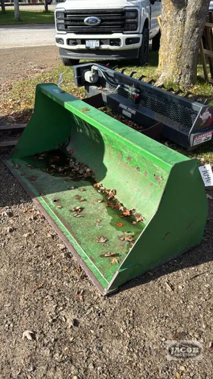 JOHN DEERE 6FT MATERIAL BUCKET