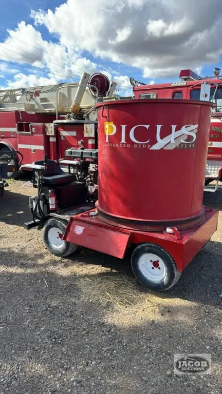 PICUS SELF PROPELLED GAS STRAW CHOPPER
