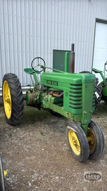 1945 JOHN DEERE B ALL FUEL HANDSTART TRACTOR