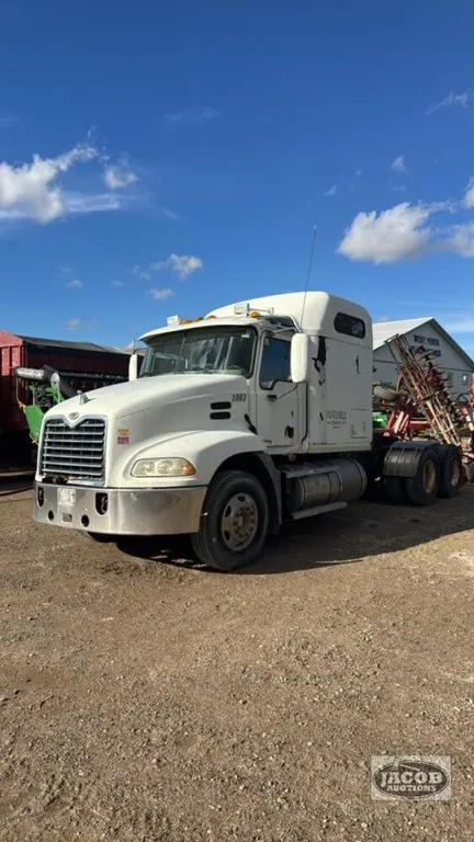 MACK VISION 600 TANDEM SEMI TRUCK