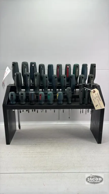 MASTERCRAFT 32 PC SCREWDRIVER SET WITH STAND