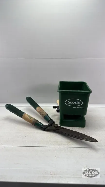 HAND HELD SPREADER