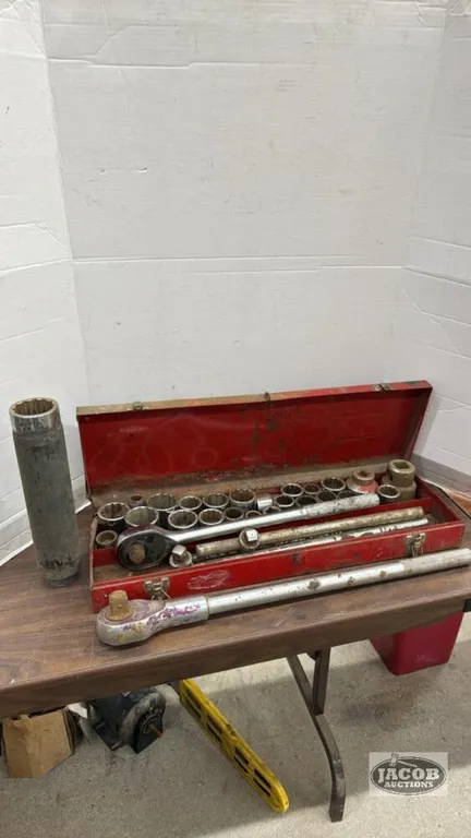 ASSORTMENT OF 3/4IN SOCKETS
