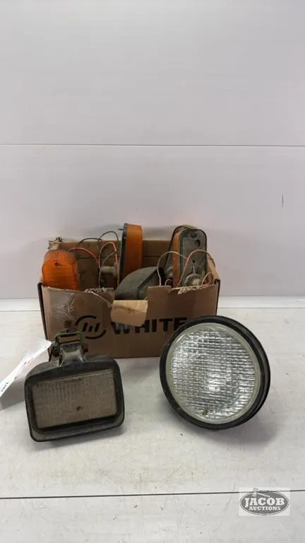 ASSORTMENT OF JOHN DEERE TRACTOR LIGHTS