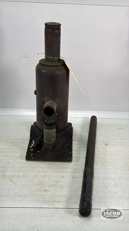 BOTTLE JACK WITH HANDLE
