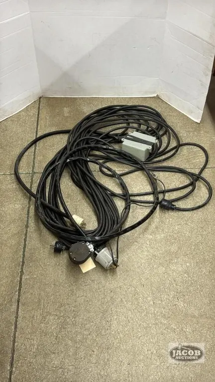 QUANTITY OF HEAVY EXTENTION CORDS