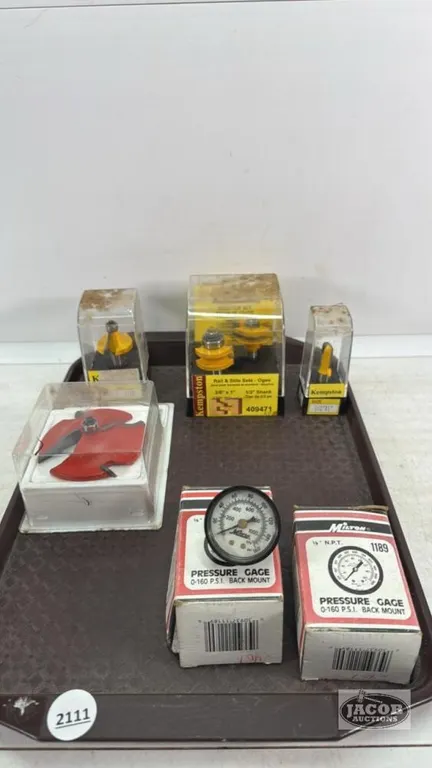 (4) ROUTER BITS AND (2) PRESSURE GAUGES