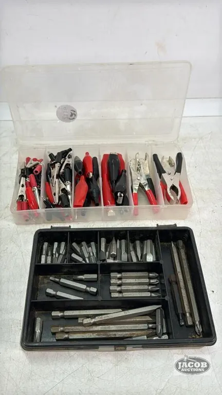 QUANTITY OF GATOR CLIPS AND SCREWDRIVER BITS