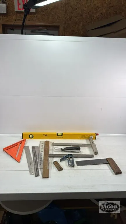 QUANTITY OF SQUARES, RULERS AND 24IN LEVEL