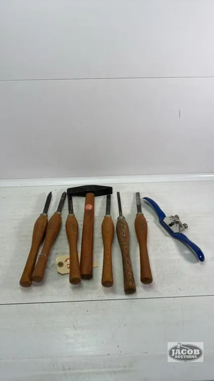 WOOD CHISSEL LOT WITH A SCALING HAMMER