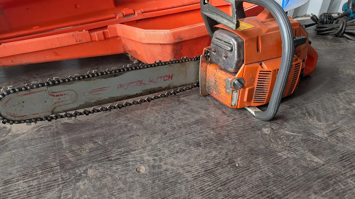 Husqvarna 266 XP Chainsaw w/ Case
