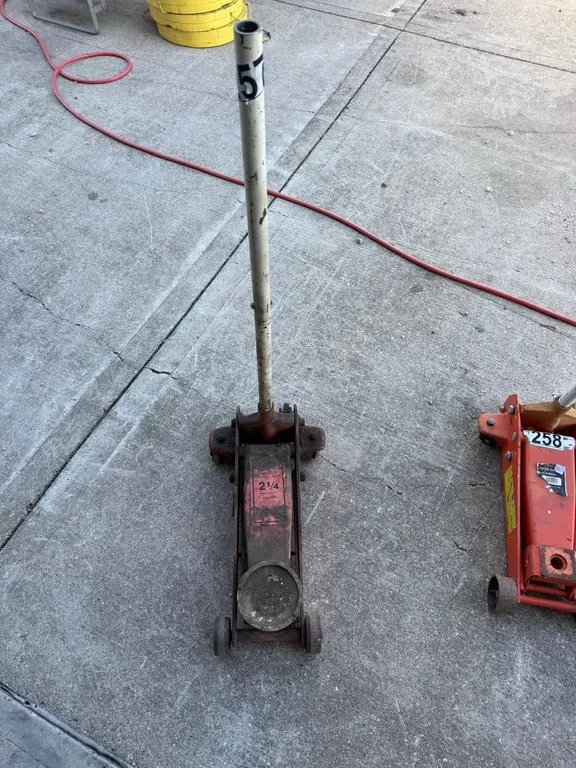 OFFSITE - 2 1/4 ton floor jack working condition