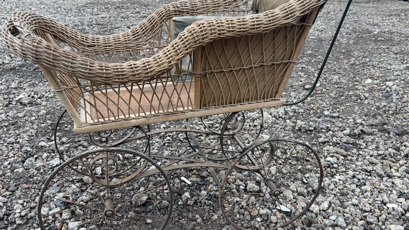 Early 20th Century Wicker Baby Carriage with Metal Wheels and Wood Handles