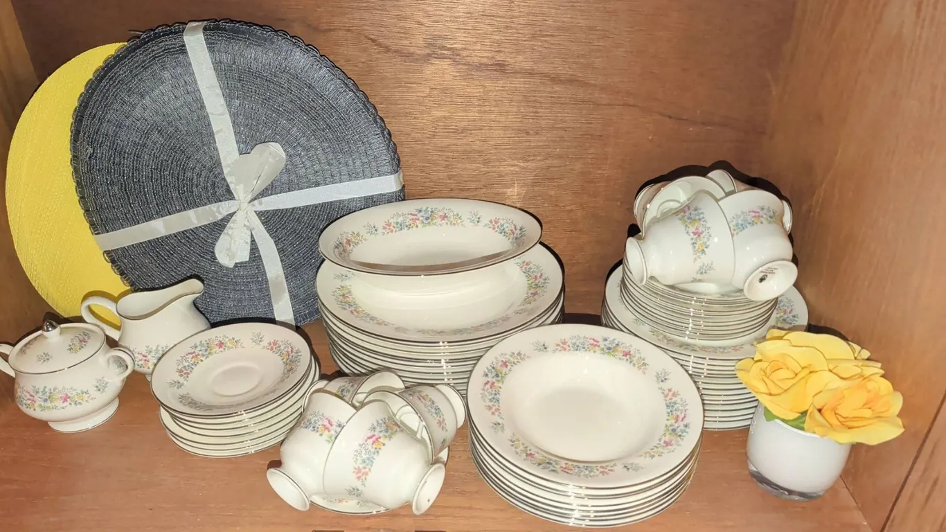 Wedgwood Bone China Aspen Dinnerware Set, Made in England, Service for Multiple
