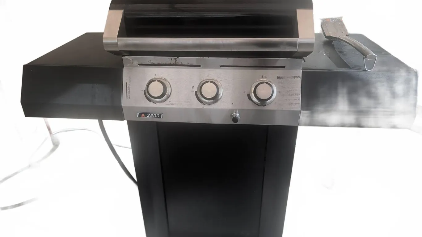 Broil King 2800 Three-Burner Natural Gas Grill with Side Shelves