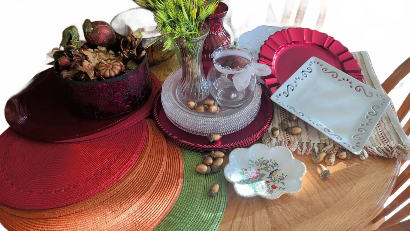 Decorative Tableware, Aynsley Pembroke Dish, Glass Vases, Placemats, Centrepieces