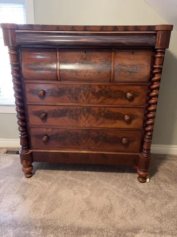 Mahogany Chest of Drawers with Spiral Columns
