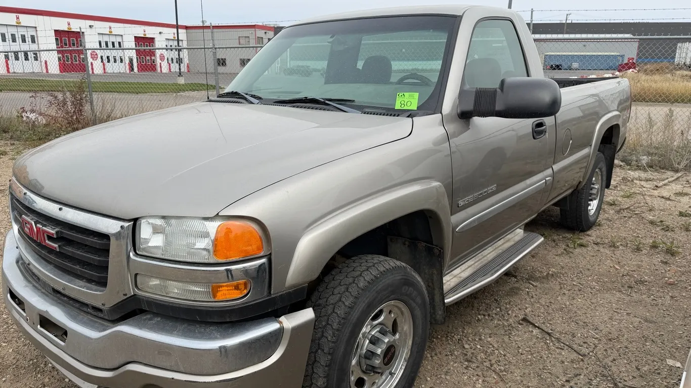 2003 GMC Sierra 2500HD Regular Cab Long Box 4x4 Pickup Truck