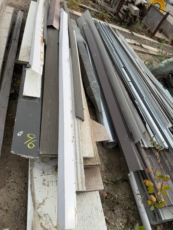 Assorted Metal Roofing Panels, Flashing, Trim, Soffit & Building Materials – Large Lot
