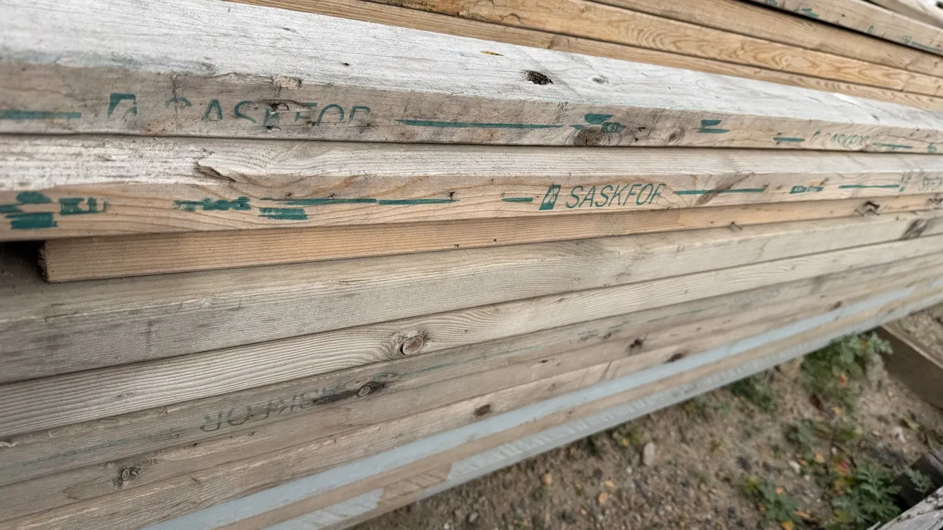 Assorted Used Dimensional Lumber & Wood Planks – Various Lengths