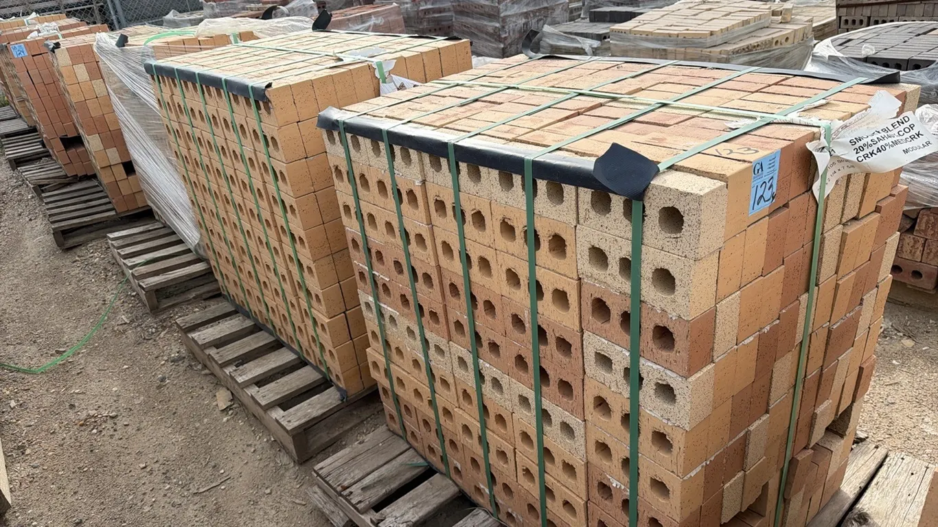 4 full pallets of 525 Modular Smooth Face Bricks – Meadow Creek – Assorted Colours