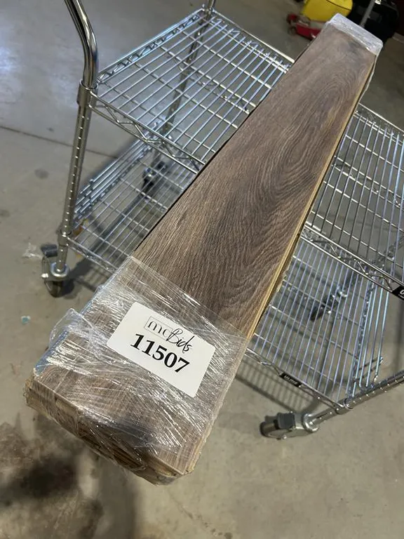 (1) Box of Richmond Flooring (8 Pieces)