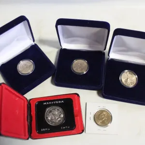 LOT OF 4 USA DOLLAR COINS WITH CASES