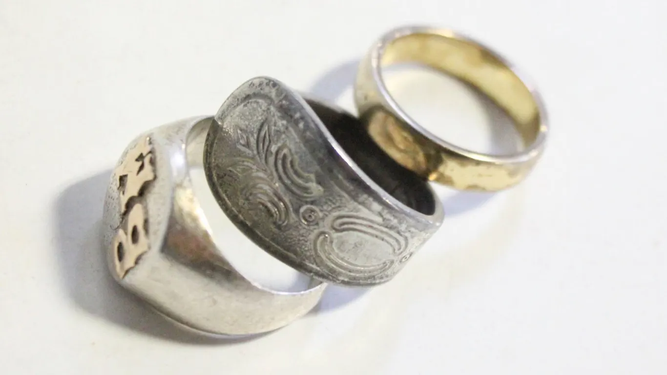4 ESTATE COSTUME RINGS SILVER PLATED + GOLD PLATED