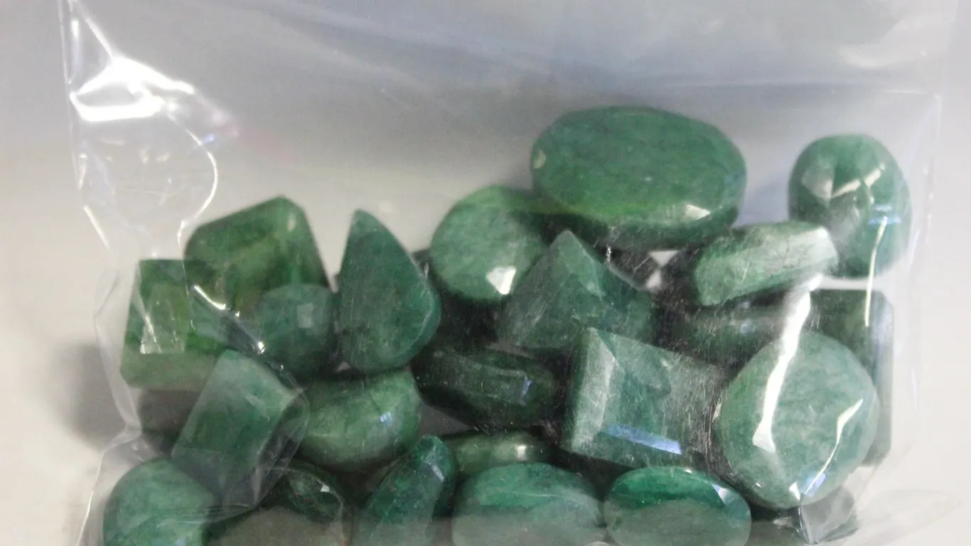 325CT MIXED LOT NATURAL GREEN EMERALD