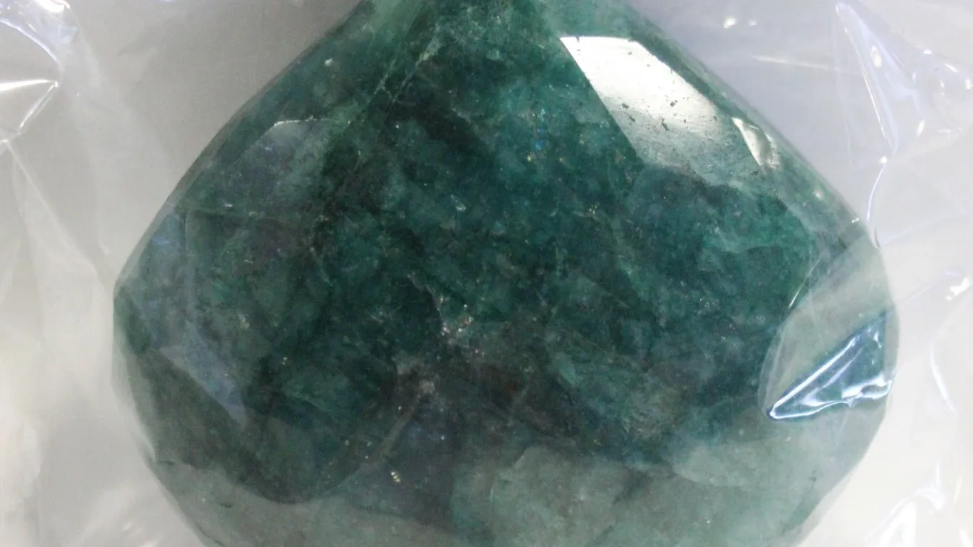 585CT NATURAL GREEN EMERALD GEMSTONE