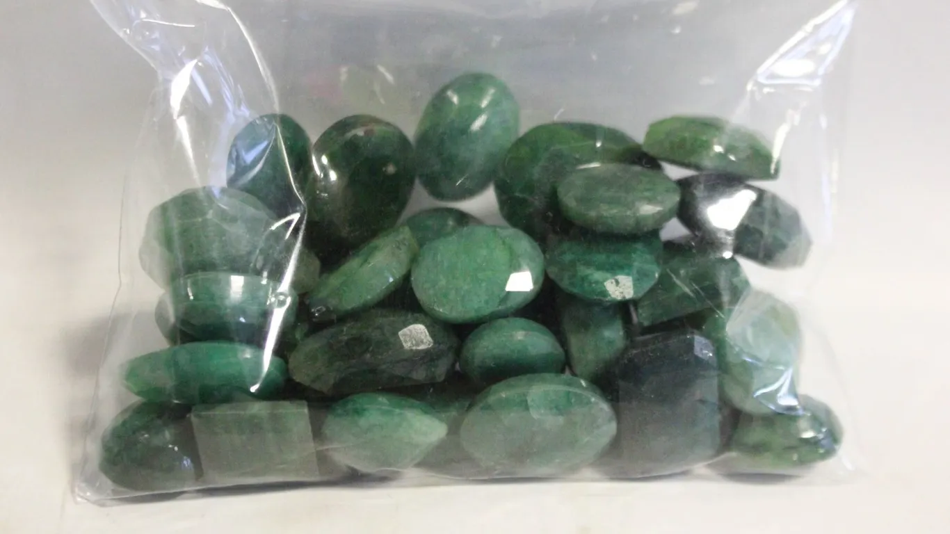 325CT MIXED LOT NATURAL GREEN EMERALD