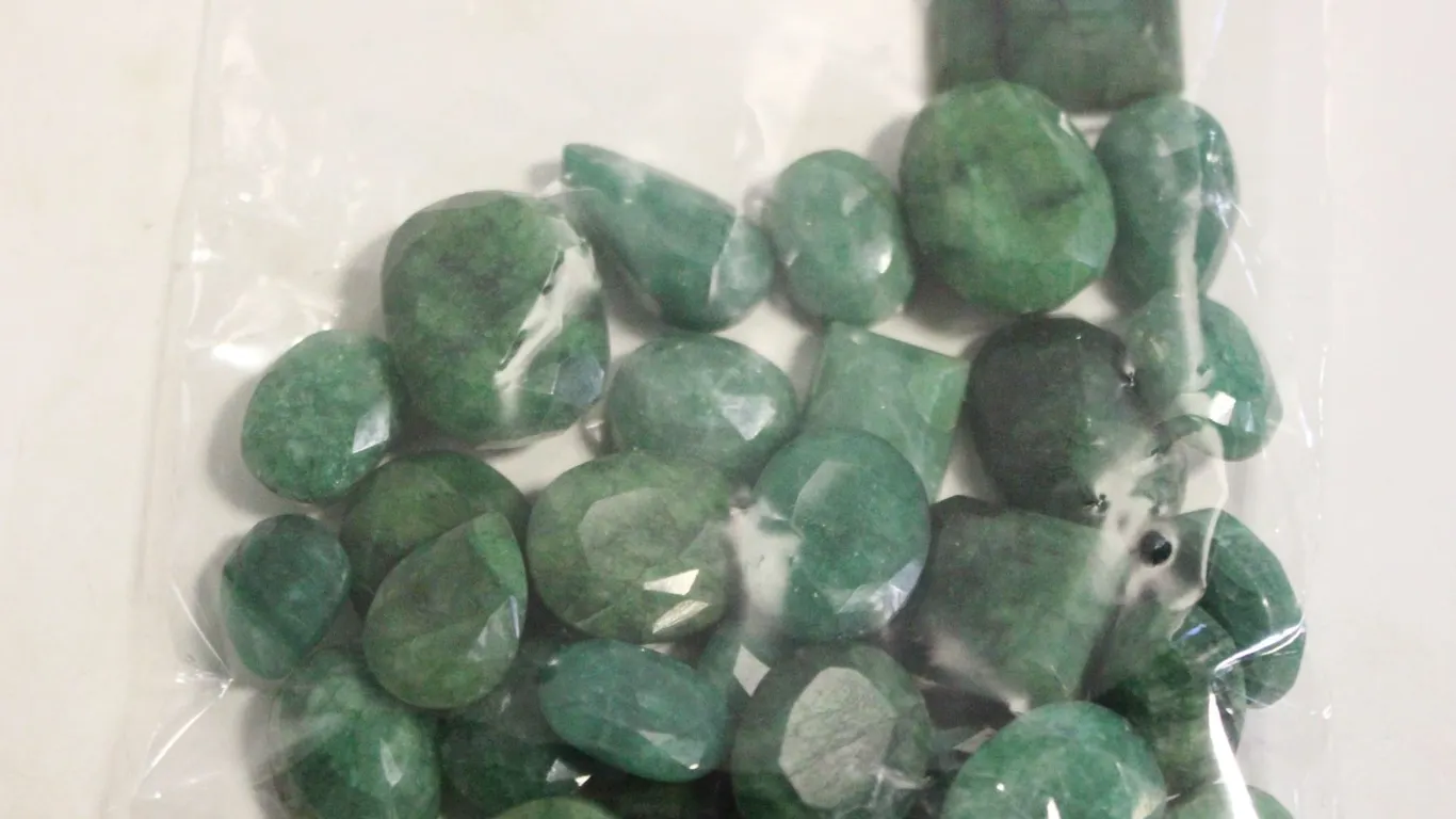 325CT MIXED LOT NATURAL GREEN EMERALD