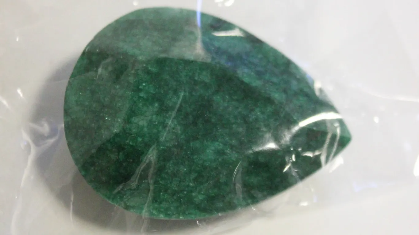 255CT NATURAL GREEN EMERALD GEMSTONE