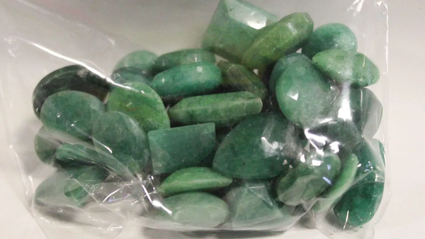 325CT MIXED LOT NATURAL GREEN EMERALD