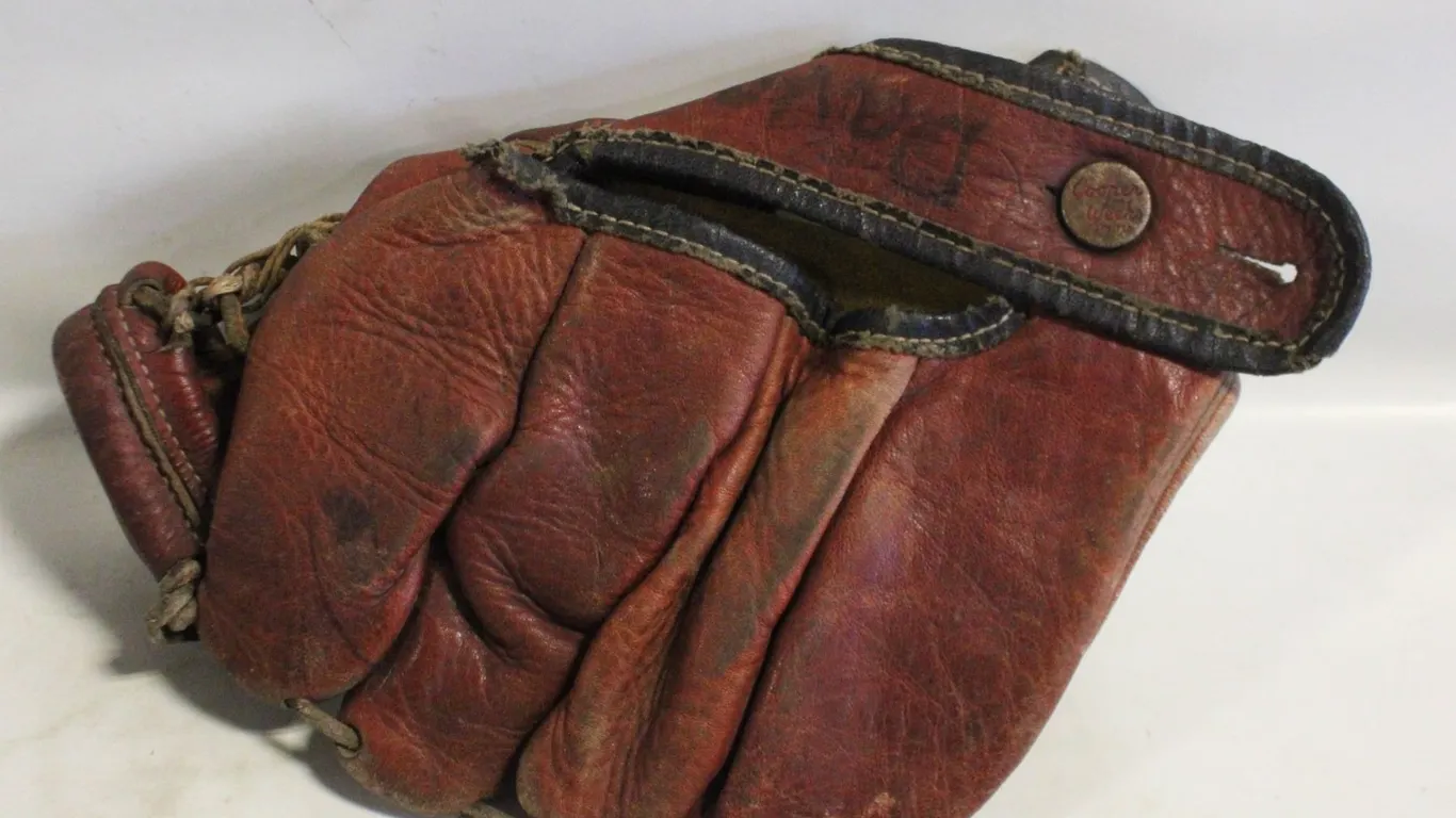 VINTAGE BALL GLOVE - CHILDS