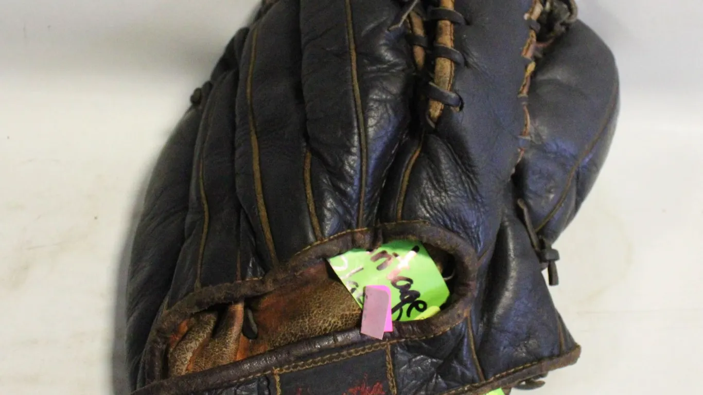 VINTAGE BALL GLOVE - BLACK