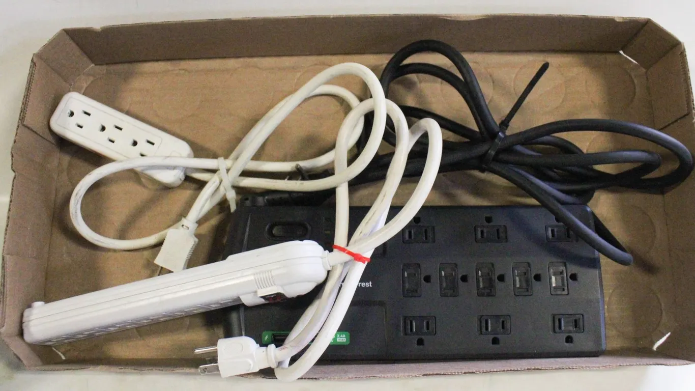 FLAT WITH APC SURGE ARREST POWER BAR WITH