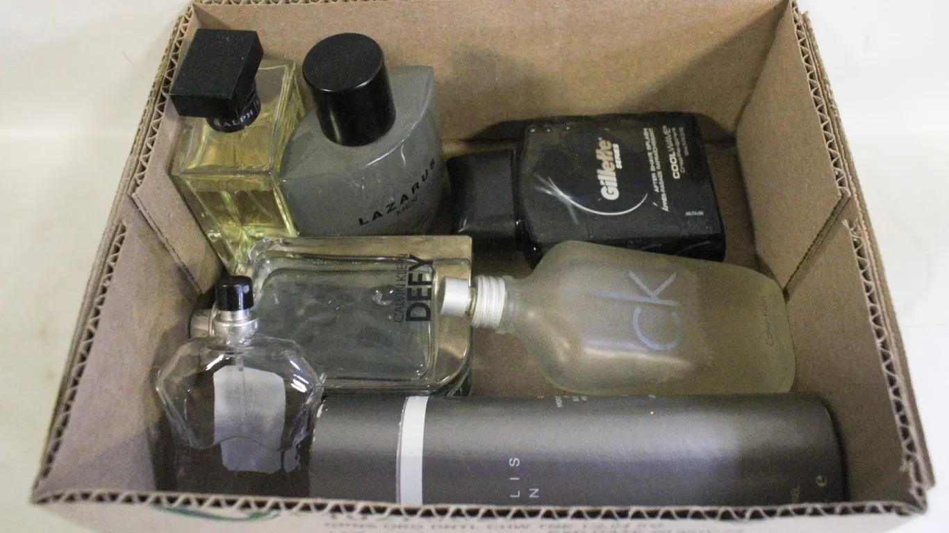 BOX WITH COLLECTION OF ESTATE COLOGNES INCL.