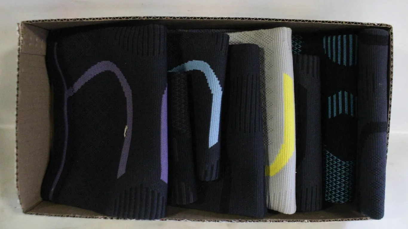 FLAT OF ASSORTED KNEE BRACES