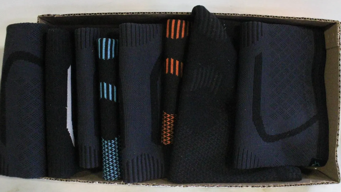 FLAT OF ASSORTED KNEE BRACES