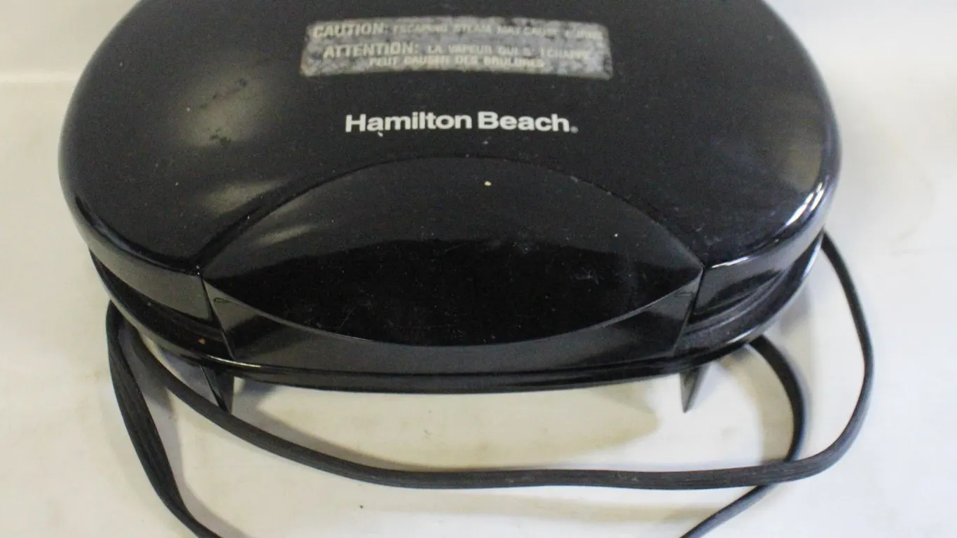 SMALL HAMILTON BEACH GRILL - USED