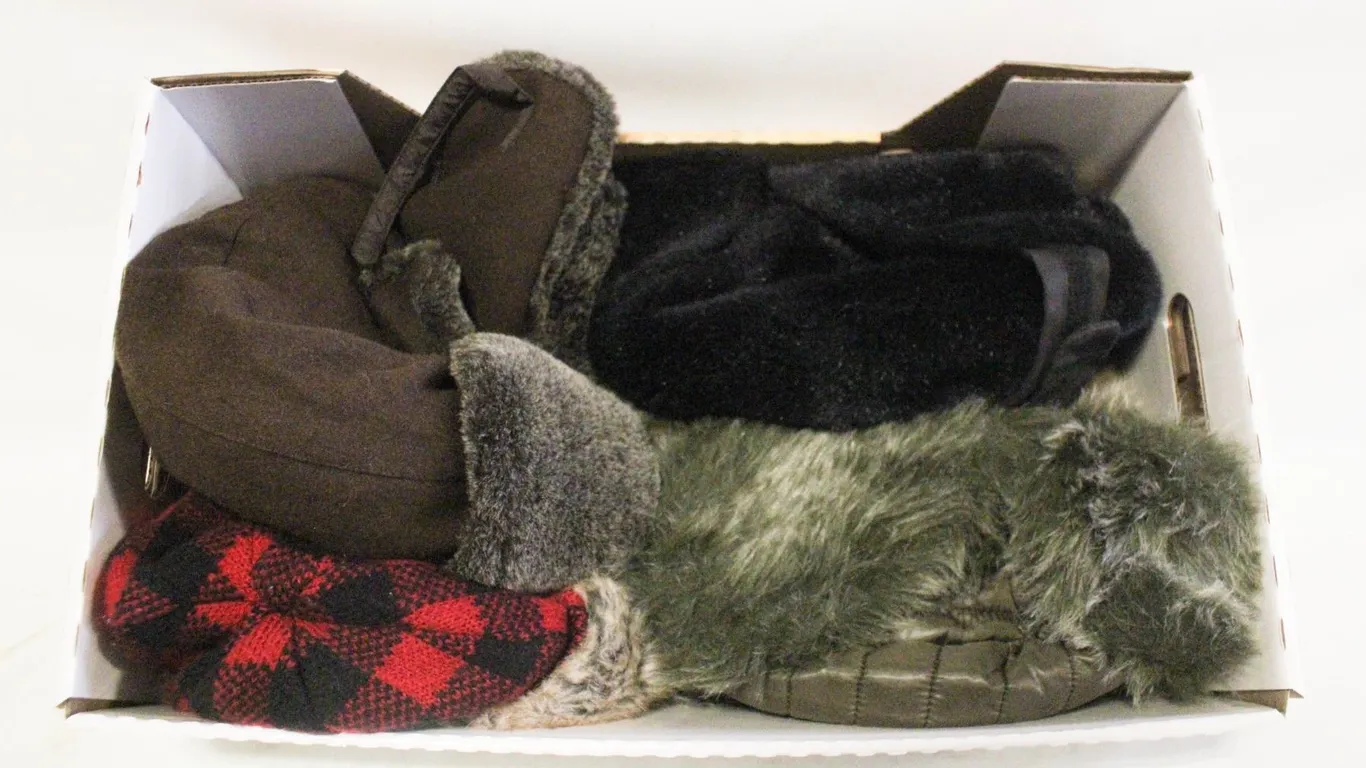 BOX WITH 4 AVIATOR STYLE HATS